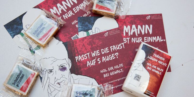 Info-Flyer bei der Vorstellung der Nutzungsstatistik der Männergewaltschutzeinrichtungen in Deutschland. - Foto: Joerg Carstensen/dpa