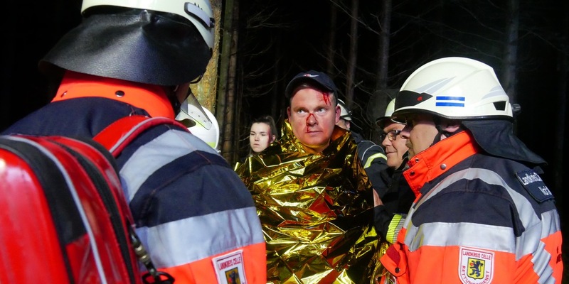 FW Celle: Feuerwehr und Rettungsdienst üben in Hustedt unter realistischen Bedingungen! - Foto: presseportal.de