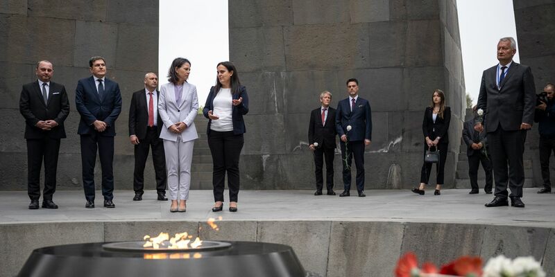 Außenministerin Annalena Baerbock und Edita Gsojan (r), Direktorin der Stiftung «Institut des Völkermordmuseums Armeniens» stehen gemeinsam an der ewigen Flamme. Die Gedenkstätte Zizernakaberd erinnert an den Völkermord an Armeniern von 1915. - Foto: Hannes P. Albert/dpa