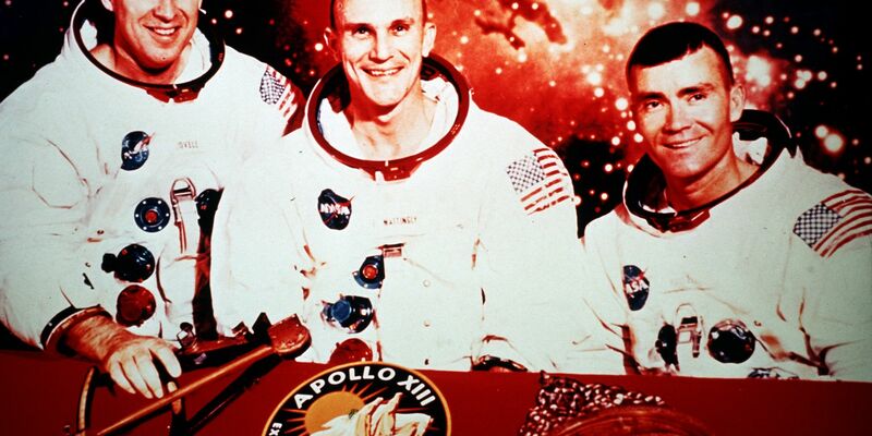 Ursprünglich sollten v.l. Jim Lovell, Thomas Mattingly und Fred Haise mit der Apollo 13-Kapsel fliegen. Kurz vor dem Start wurde Mattingly wegen des Verdachts auf Masern durch John Swigert ersetzt. Die Apollo 13-Mission gehört zu den spektakulärsten Abenteuern der bemannten Raumfahrt. - Foto: dpa
