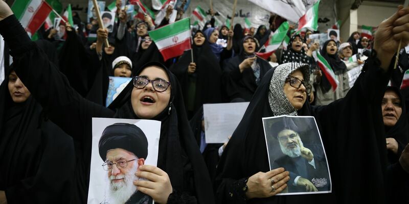 Eine iranische Frau hält ein Porträt des Generalsekretärs der Hisbollah, Hassan Nasrallah. - Foto: Rouzbeh Fouladi/ZUMA Press Wire/dpa