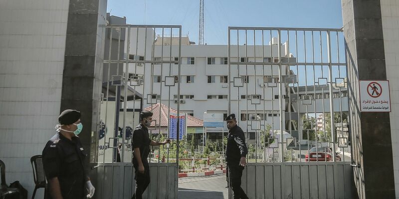 Mitglieder der islamistischen Hamas bewachen die Tore des Schifa-Krankenhaus in Gaza, das nach israelischer Darstellung auch als Hamas-Kommandozentrum dient. - Foto: Mohammed Talatene/dpa