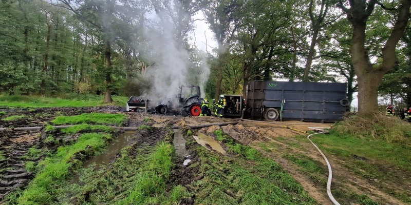 FFW Schiffdorf: Traktor steht in Vollbrand - Feuerwehr steht vor schwieriger Löschwasserversorgung - Foto: presseportal.de