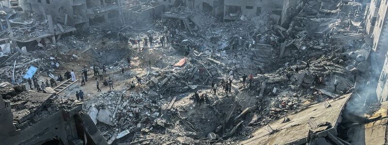 Die Gebäude, die bei einem israelischen Luftangriffen im Flüchtlingslager Dschabalia im nördlichen Gazastreifen getroffen wurden, liegen in Trümmern. - Foto: Fadi Wael Alwhidi/dpa