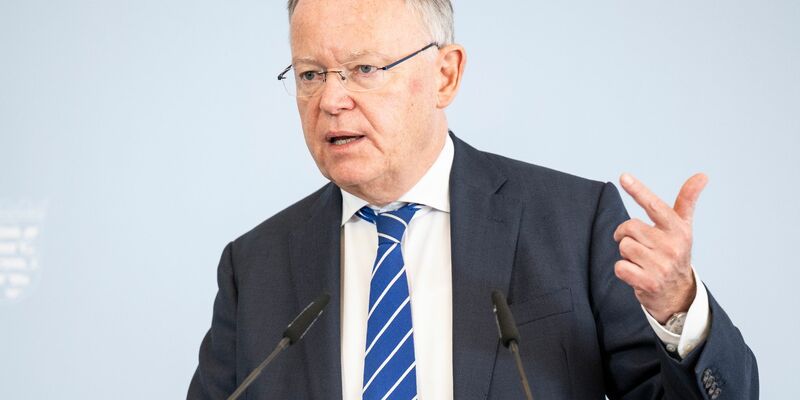 Niedersachsens Ministerpräsident Stephan Weil macht für die Finanzierung des Deutschlandtickets einen Lösungsvorschlag für das kommende Jahr. - Foto: Hannes P. Albert/dpa