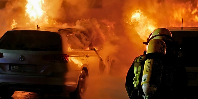 FW Celle: Garagenbrand, drei brennende PKW, unklare Feuermeldung und brennende Baustellentoilette - Einsatzreiche Nacht für die Feuerwehr Celle! - Foto: presseportal.de