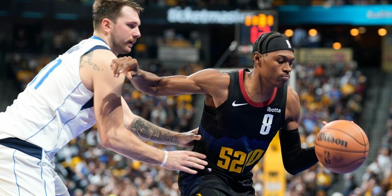 Luka Doncic (l) kassierte mit den Mavericks gegen Denver die erste Saisonniederlage. - Foto: David Zalubowski/AP/dpa