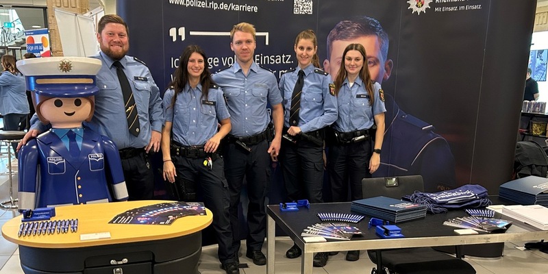 POL-PDLD: Katapult - Messe für Beruf und Bildung in der Jugendstil-Festhalle - Nachwuchswerber der Polizeidirektion Landau im Einsatz - Foto: presseportal.de