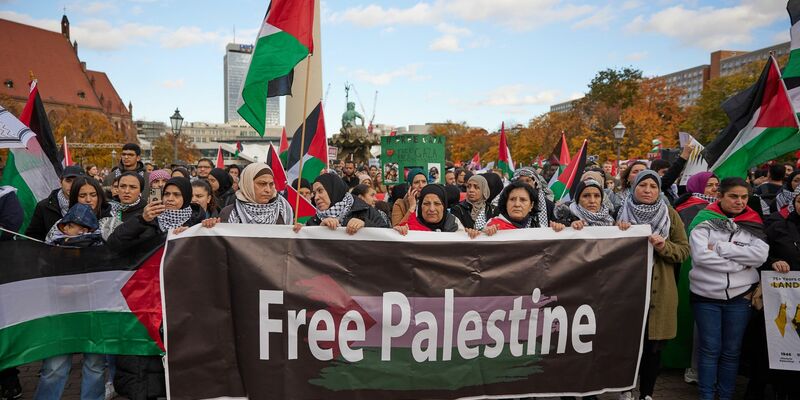 Mit Flaggen und Transparenten protestierten die Menschen. - Foto: Jörg Carstensen/dpa