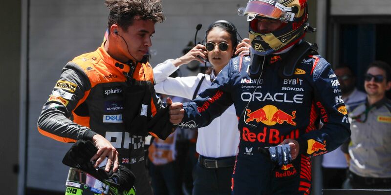 Lando Norris (l) konnte Max Verstappen in der Sprint-Qualifikation hinter sich lassen. - Foto: Marcelo Chello/AP/dpa