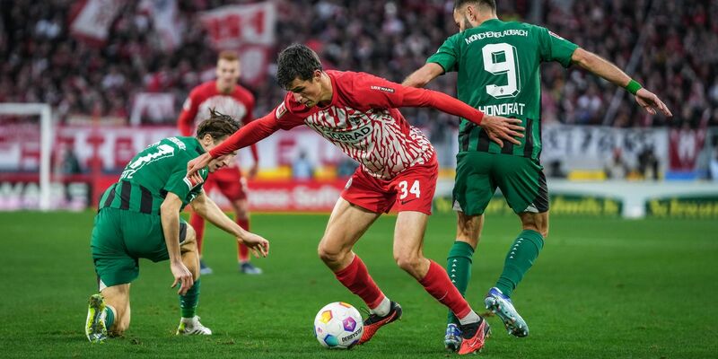 Vincenzo Grifo (M) sicherte Freiburg per Elfmeter den späten Punktgewinn. - Foto: Jöran Steinsiek/dpa