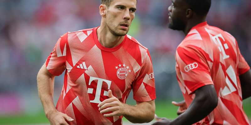 Die Münchner Leon Goretzka (l) und Dayot Upamecano stehen gegen den BVB in der Startelf. - Foto: Christian Charisius/dpa