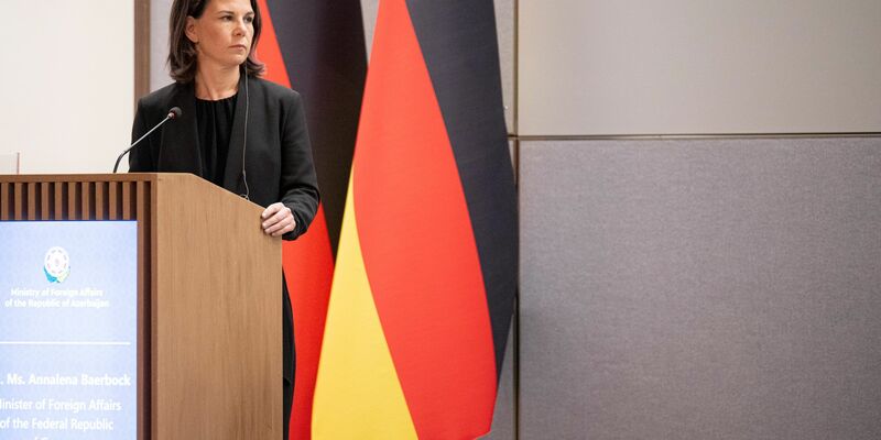 Bundesaußenministerin Annalena Baerbock gibt eine Pressekonferenz im aserbaidschanischen Außenministerium. - Foto: Hannes P. Albert/dpa