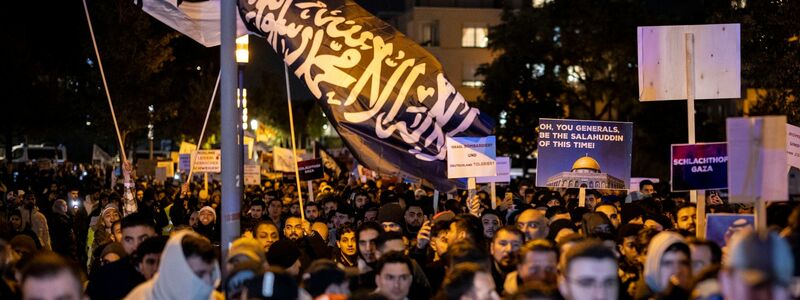 Eine Fahne mit arabischer Schrift weht bei der Kundgebung «Gaza unter Beschuss - gemeinsam gegen das Unrecht». - Foto: Christoph Reichwein/dpa