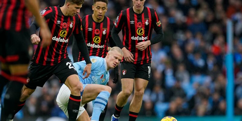 City-Stürmer Erling Haaland (M) musste beim deutlichen Sieg gegen Bournemouth wegen einer Knöchelverletzung vom Platz. - Foto: Dave Thompson/AP/dpa