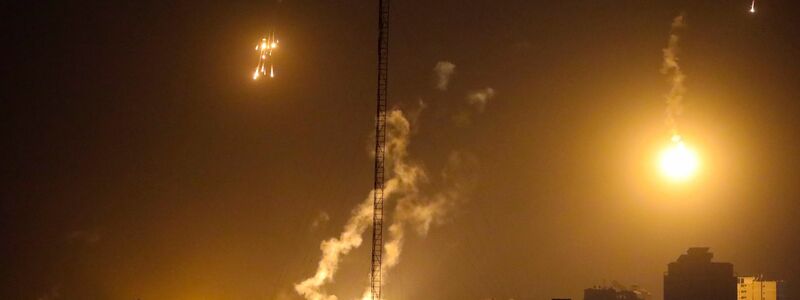 Die Kämpfe zwischen Israels Armee und der Hamas gingen in der Nacht weiter. - Foto: Abed Khaled/AP/dpa
