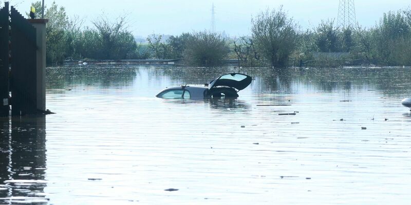 Ein Auto steht nach heftigen Regenfällen in der Toskana im Hochwasser. - Foto: Adriano Conte/LaPresse/AP/dpa