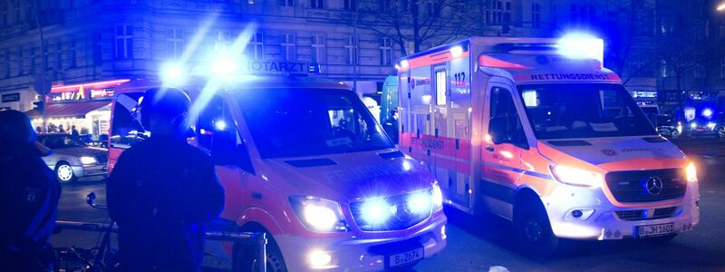 Einsatzkräfte und Einsatzfahrzeuge von Polizei und Feuerwehr stehen an der Sonnenallee. In Berlin-Neukölln ist am Abend eine Kugelbombe neben einem Funkwagen gezündet worden. - Foto: Paul Zinken/dpa