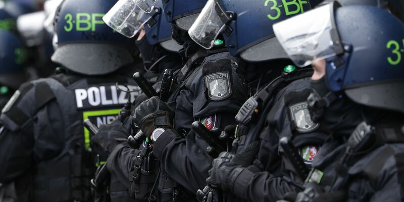 Polizeibeamte der Beweissicherungs- und Festnahmeeinheiten (BFE) besprechen sich am Rande einer Pro-Palästina-Kundgebung. - Foto: David Young/dpa