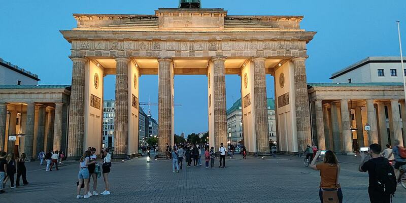 Touristen vor dem Brandenburger Tor (Archiv) - Foto: über dts Nachrichtenagentur