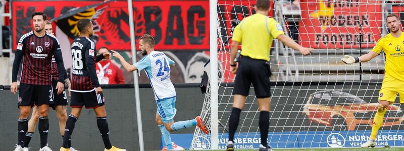 Dominick Drexler (M) steuerte beim Schalker Sieg in Nürnberg einen Treffer bei. - Foto: Daniel Löb/dpa