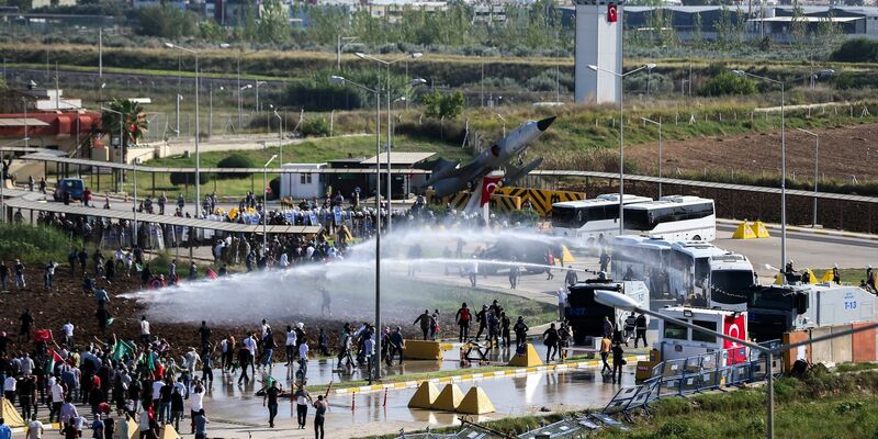 Während einer Pro-Palästina-Demonstration vor dem amerikanisch-türkischen Luftwaffenstützpunkt Incirlik kam es zu Ausschreitungen. - Foto: Mehmet Sancakzade/AP