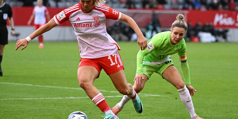 Bayern-Spielerin Klara Bühl (l) umkurvt die Wolfsburgerin Svenja Huth. - Foto: Angelika Warmuth/dpa