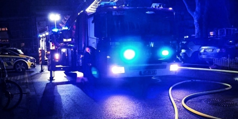 FW Grevenbroich: Mehrere Verletzte nach Feuer in Mehrfamilienhaus in Grevenbroich // Feuerwehr rettet Familie vom Balkon, Retter warnen: Flucht durch den Brandrauch lebensgefährlich - Foto: presseportal.de