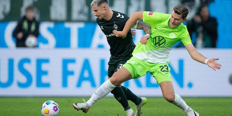 Wolfsburgs Tiago Tomás (M) durfte sich nach seinem Führungstor bejubeln lassen. - Foto: Swen Pförtner/dpa