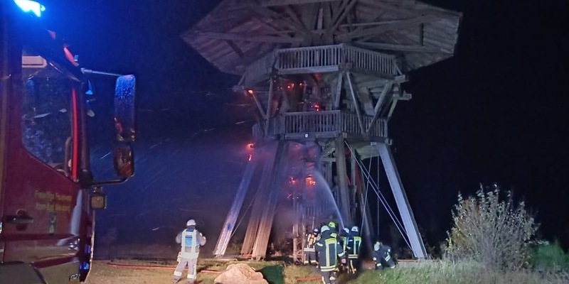 FW Horn-Bad Meinberg: Hölzerner Aussichtsturm -Eggeturm- durch Brand schwer beschädigt - eine Person noch auf Aussichtsplattform - Foto: presseportal.de