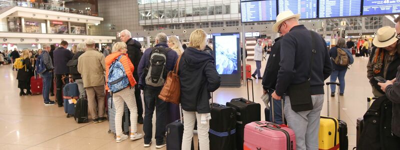 Tausende Fluggäste waren von der Geiselnahme auf dem Hamburger Flughafen betroffen. Jetzt läuft der Flugbetrieb wieder an. - Foto: Bodo Marks/dpa