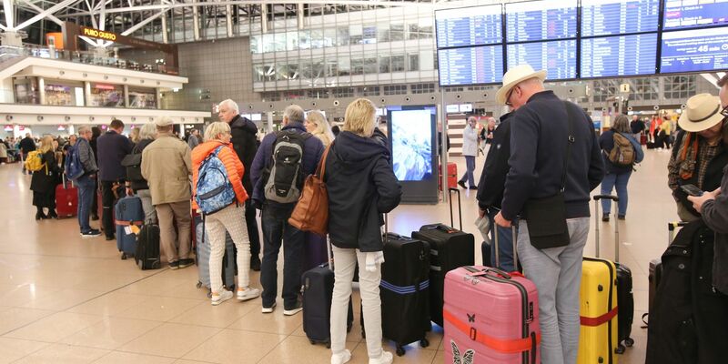 Auf einer Anzeigetafel werden gestrichene Flüge im Terminal 1 des Hamburger Flughafens angezeigt. - Foto: Bodo Marks/dpa