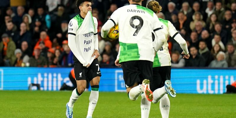 Liverpools Luis Díaz (l) zeigte nach seinem Tor ein T-Shirt mit der Aufschrift «Freiheit für Papa». - Foto: Zac Goodwin/PA Wire/dpa