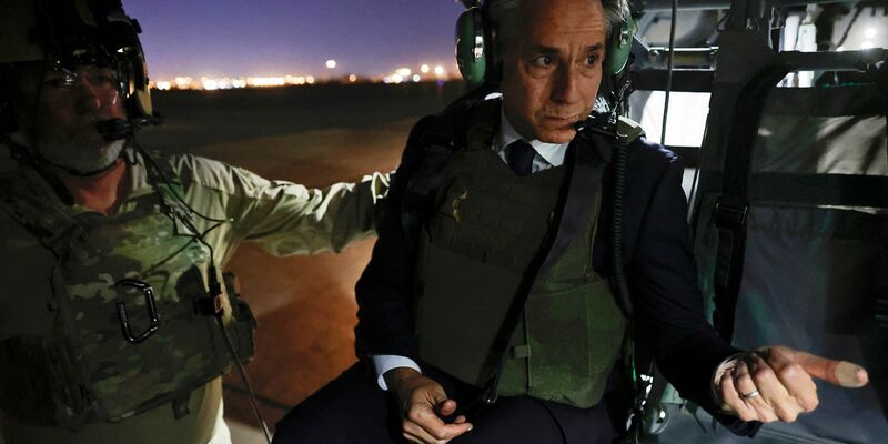 US-Außenminister Antony Blinken (r) verlässt die internationale Zone in Bagdad mit einem Helikopter. - Foto: Jonathan Ernst/Pool REUTERS/AP/dpa