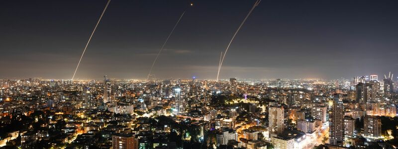 Das israelische Luftabwehrsystem Iron Dome feuert in Zentralisrael, um eine aus dem Gazastreifen abgefeuerte Rakete abzufangen. - Foto: Oded Balilty/AP/dpa