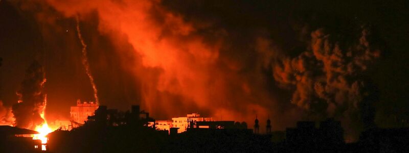 Nach israelischen Luftangriffen auf Gaza steigen Feuer und Rauch aus Gebäuden auf. - Foto: Abed Khaled/AP/dpa