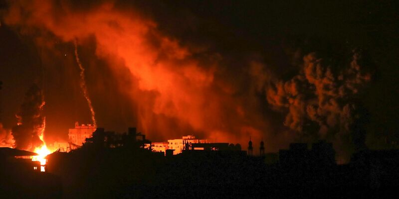 Laut einem Bericht sind medizinische Hilfsgüter und Medikamente per Fallschirm über einem jordanischen Feldlazarett in Gaza abgeworfen worden (Symbolbild). - Foto: Abed Khaled/AP/dpa