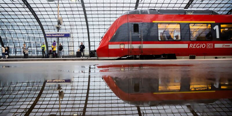Ein Regionalzug fährt am Berliner Hauptbahnhof ein. - Foto: Christoph Soeder/dpa