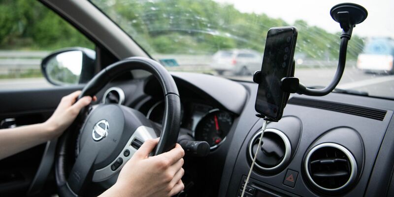 Falsche Angaben zu Straßensperrungen auf Google Maps sorgen für Irritationen bei Autofahrern. (Symbolbild) - Foto: Melissa Erichsen/dpa