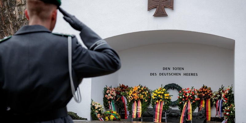Dr. Hans-Peter Bartels spricht bei Gedenkfeier am Ehrenmal des Deutschen Heeres - Foto: presseportal.de