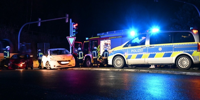FF Olsberg: Unfall auf B 480 in Olsberg, Vollsperrung wegen rücksichtsloser Verkehrsteilnehmer - Foto: presseportal.de
