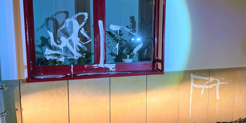 LPI-NDH: Schmierereien am Landratsamt - Polizei sucht Zeugen - Foto: presseportal.de