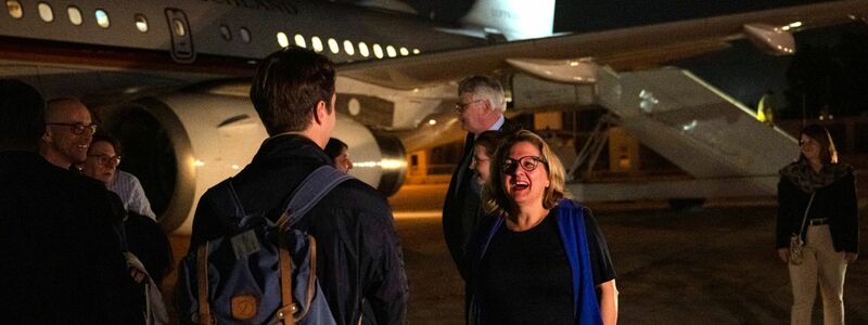 Entwicklungsministerin Svenja Schulze bei der Ankunft am Flughafen in Amman. - Foto: Hannes P. Albert/dpa