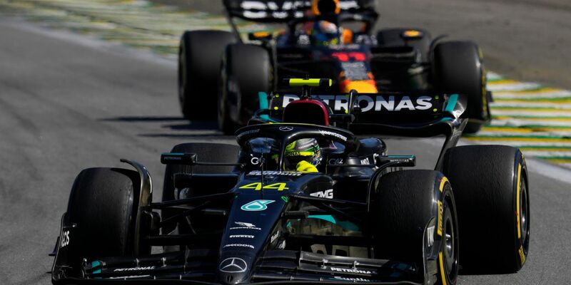 Wartet seit langer Zeit auf einen Sieg: Mercedes-Pilot Lewis Hamilton. - Foto: Andre Penner/AP/dpa