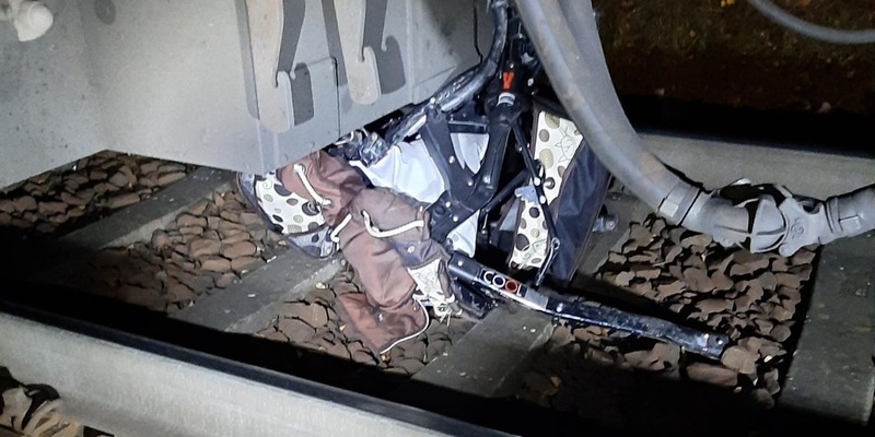 BPOLI C: Kinderwagen im Gleis führt zu Kollision mit MRB - Bundespolizei sucht Zeugen - Foto: presseportal.de