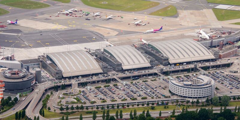 Der Hamburg Flughafen Helmut Schmidt: Die Größe des Airports umfasst fast 800 Fußballfelder. - Foto: Daniel Bockwoldt/dpa