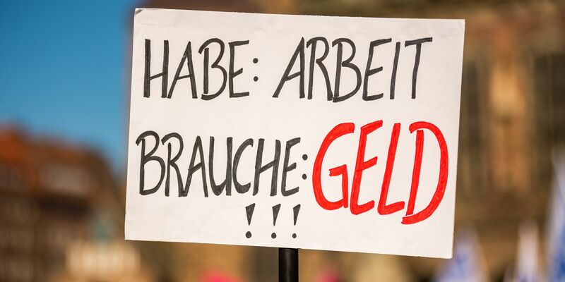 Durch Tarifflucht von Arbeitgebern verliert der Staat laut DGB Geld in Milliardenhöhe. - Foto: Mohssen Assanimoghaddam/dpa