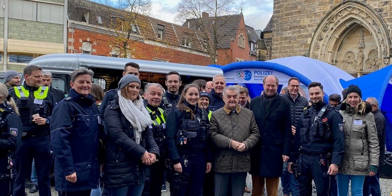 POL-WAF: Ahlen/Kreis Warendorf. Tolle Gespräche beim Coffee with a Cop - auch mit dem Innenminister - Foto: presseportal.de