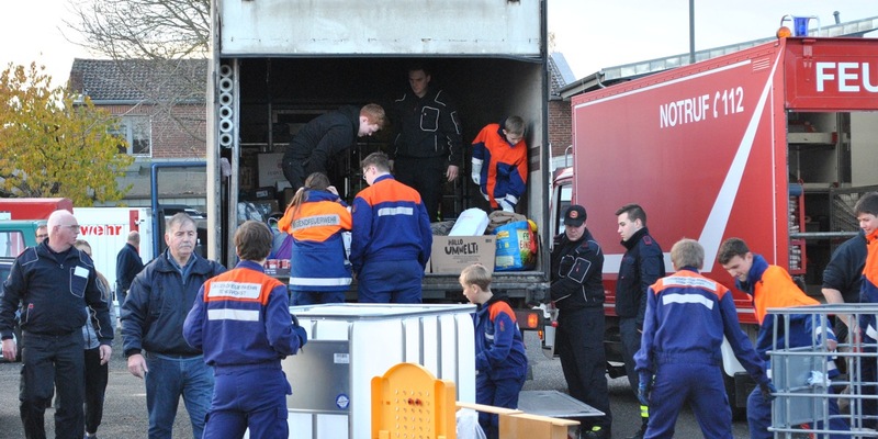 FW Tönisvorst: Große gemeinsame Lebensmittelsammelaktion am Samstag, 18. November 2023 der Feuerwehren im Kreis Viersen, Kreis Kleve und der Stadt Krefeld - Foto: presseportal.de
