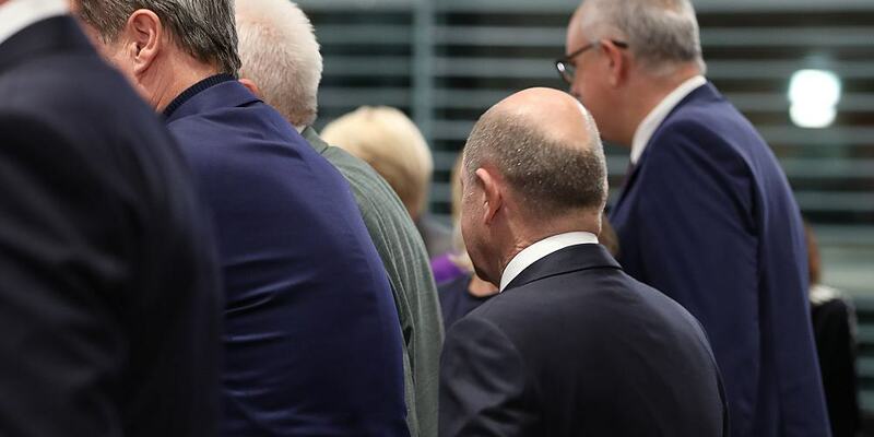 Olaf Scholz hinter Ministerpräsidenten am 06.11.2023 - Foto: über dts Nachrichtenagentur